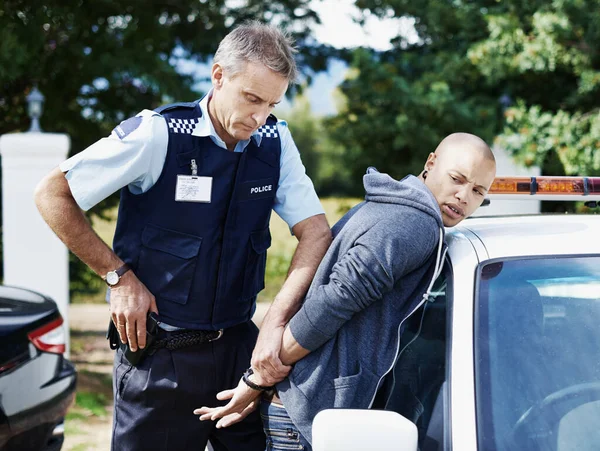 Unter Arrest. Schuss eines Polizisten bei der Festnahme eines Verdächtigen. — Stockfoto