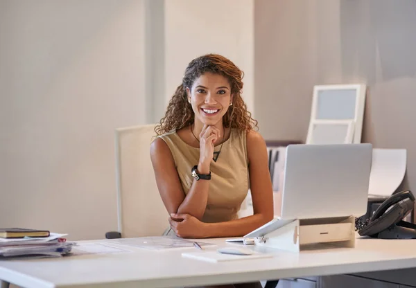 Ze doet het altijd met een glimlach. Portret van een zakenvrouw aan haar bureau werkend op een laptop. — Stockfoto