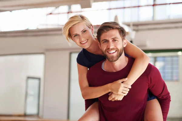 Dale a tu negocio el impulso que necesita. Foto de una pareja trabajando juntos en una oficina abierta. — Foto de Stock