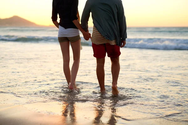 海岸沿いのロマンス年代記。ビーチに向かって歩いている認識できないカップルのレビューショット. — ストック写真