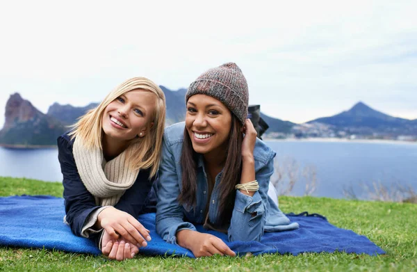 Deténgase y disfrute de la vista. Dos mujeres jóvenes riendo afuera. —  Fotos de Stock