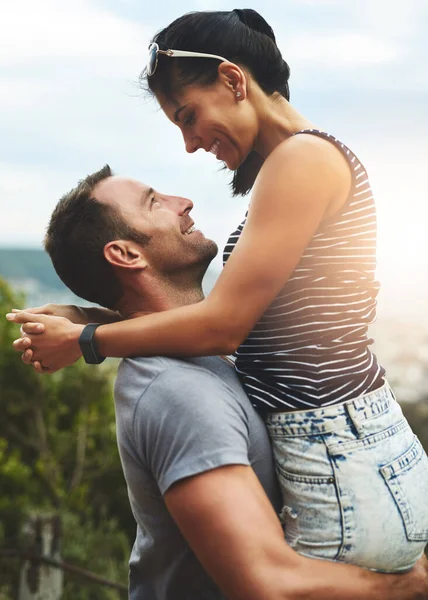 Liebe - eine der größten Freuden des Lebens. Aufnahme eines jungen Paares, das einen romantischen Tag im Freien genießt. — Stockfoto