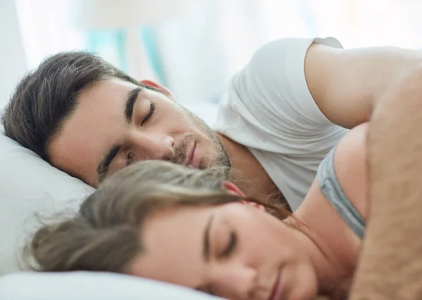 Manchmal sind keine Pläne die besten Pläne. Aufnahme eines entspannten jungen Paares, das zu Hause zusammen im Bett schläft. — Stockfoto