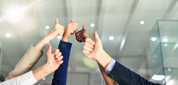 Pollici fino al successo. Girato di un gruppo di mani che mostrano i pollici in alto in un ufficio. — Foto Stock
