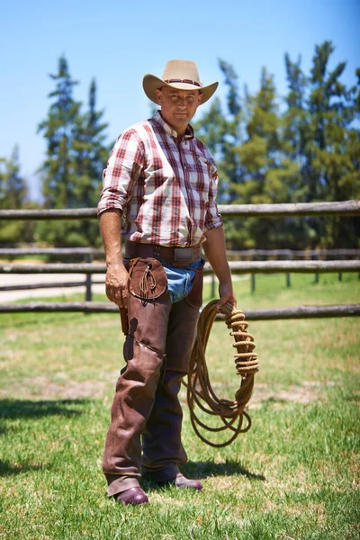 Dags att samla ihop några laglösa. En mogen cowboy utomhus på sin gård. — Stockfoto
