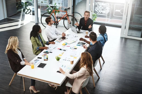 Impegnarsi con idee audaci intorno al tavolo. Girato di un gruppo di uomini d'affari che fanno una riunione in una sala riunioni. — Foto Stock