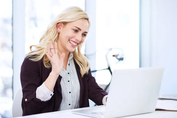 Verbinden met collega 's over de hele wereld. Gesneden schot van een aantrekkelijke jonge zakenvrouw video chatten op haar laptop in het kantoor. — Stockfoto