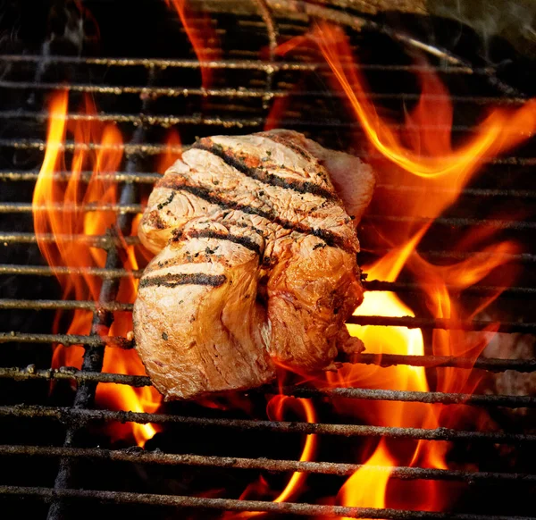 Jugoso y tierno. El primer plano de un bistec sabroso cocinar en un fuego. — Foto de Stock