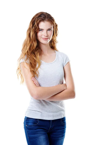 Zachowujesz się swobodnie. Portret atrakcyjnej młodej kobiety stojącej z skrzyżowanymi ramionami na białym tle. — Zdjęcie stockowe