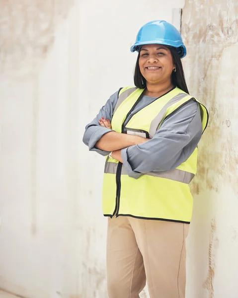 Önbizalommal vezetem ezt az oldalt. Vágott portré egy vonzó fiatal női építőmunkásról, aki a helyszínen álló karjait összehajtogatva áll. — Stock Fotó