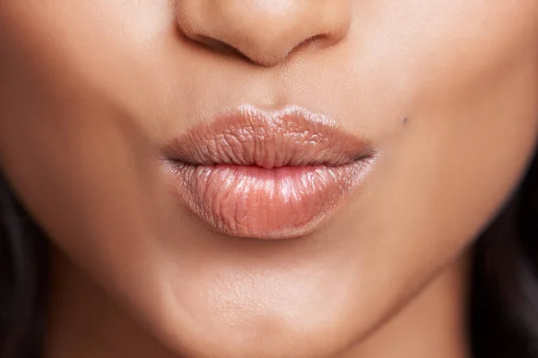 E uno per te. Colpo ritagliato di donne belle labbra. — Foto Stock