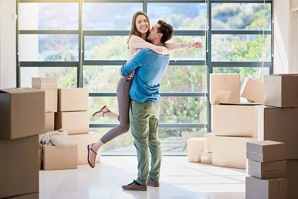 Sono entusiasti di possedere la loro casa dei sogni. Girato di una giovane coppia che festeggia il loro trasferimento in una nuova casa. — Foto Stock