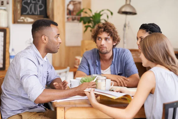 Je me rattrape avec de vieux amis. Tournage d'un groupe d'amis parlant dans un café. — Photo