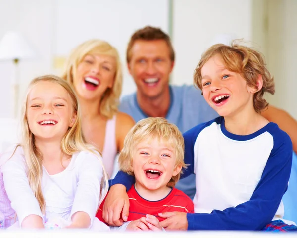 Щаслива сім'я - весела пара середнього віку зі своїми дітьми. Щаслива сім'я - Портрет веселої пари середнього віку зі своїми дітьми . — стокове фото