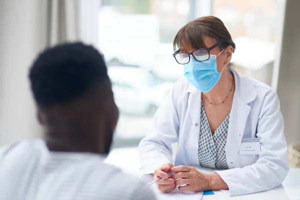 Connettersi con i pazienti è la chiave. Girato di una dottoressa che parla con una paziente nel suo ufficio. — Foto Stock