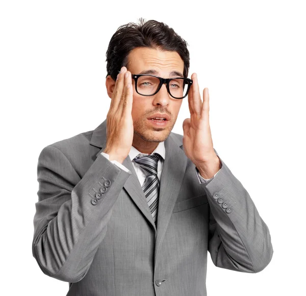 Mein Gehirn schläft. Ein blauäugiger junger Manager setzt seine Brille auf, während er isoliert auf weißem Hintergrund sitzt. — Stockfoto