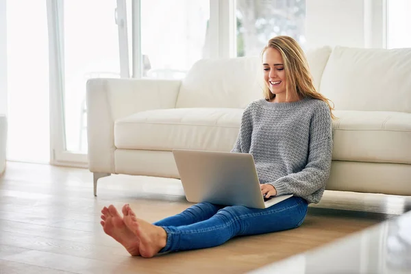Blog yazmak için rahat bir yer arıyorum. Çekici, genç bir kadının evinde dinlenirken bilgisayarını kullanmasının tam boy görüntüsü.. — Stok fotoğraf