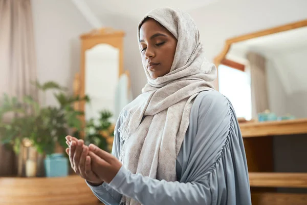 Gebed moet niet als een plicht worden beschouwd. Neergeschoten van een jonge moslim vrouw biddend in de lounge thuis. — Stockfoto