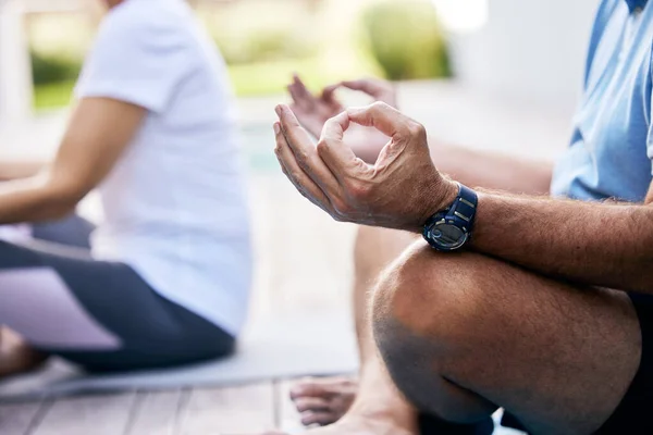 Yoga låter dig finna klarhet i ditt liv. Närbild skott av ett oigenkännligt par mediterar utomhus. — Stockfoto