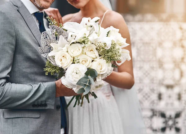 Op een mooi begin. Gehakt schot van een onherkenbare bruid en bruidegom die samen staan. — Stockfoto