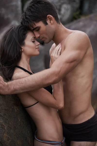 Tu es tout ce que je veux. Plan recadré d'un jeune couple affectueux à la plage. — Photo