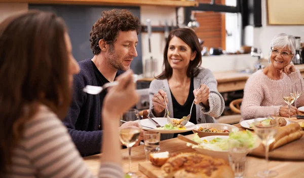 Eten is het hart van de familie. Schot van een gezin zittend voor het diner. — Stockfoto