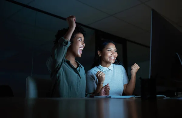 Le nostre azioni decidono se affondiamo o voliamo. Girato di due giovani imprenditrici tifo durante l'utilizzo di un computer durante una tarda notte al lavoro. — Foto Stock