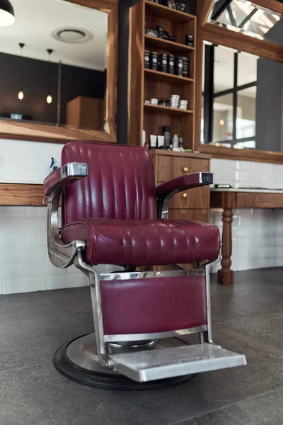 Usiądź, a my zajmiemy się resztą. Martwe ujęcie krzesła fryzjerskiego w pustym salonie fryzjerskim. — Zdjęcie stockowe