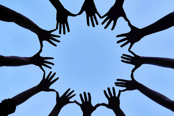 Colaborando como uno. Tiro de un grupo de manos extendidas juntas en un círculo. — Foto de Stock