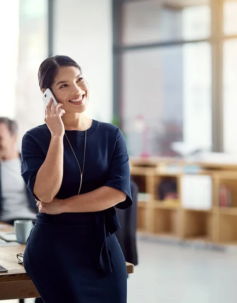 Ik ben blij dat je belde. Gesneden foto van een jonge zakenvrouw aan het praten op een mobiele telefoon in een modern kantoor. — Stockfoto