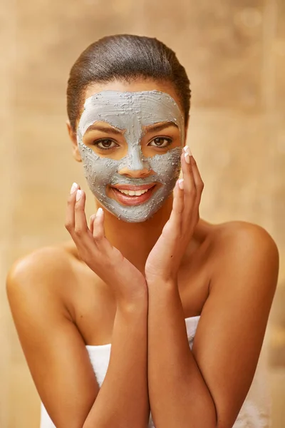 Su secreto para una piel hermosa. Foto recortada de una joven que disfruta de un tratamiento de cuidado de la piel en el spa. —  Fotos de Stock