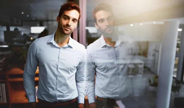 Důvěra tě nutí dosáhnout úžasných věcí. Portrét mladého podnikatele stojícího v noci v kanceláři. — Stock fotografie