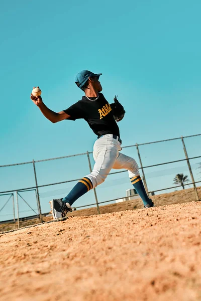 I lanciatori sono spesso i migliori atleti all-around della squadra. Colpo di un giovane giocatore di baseball lanciare la palla durante una partita all'aperto. — Foto Stock