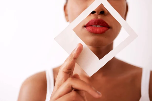 Le rouge à lèvres en dit long. Plan studio d'une femme méconnaissable tenant un cadre sur ses lèvres rouges. — Photo