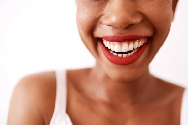 Rouge à lèvres rouge est un tel rappel de confiance. Plan studio d'une femme méconnaissable portant du rouge à lèvres rouge sur fond blanc. — Photo