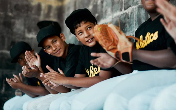 Es gibt keine Größenanforderungen oder physischen Einschränkungen. Schnappschuss einer Gruppe junger Baseballspieler, die während eines Spiels zusammen auf der Bank sitzen. — Stockfoto