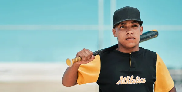 Quando oscillo, non manco. Colpo di un giovane giocatore di baseball in possesso di una mazza da baseball mentre posa fuori sul campo. — Foto Stock