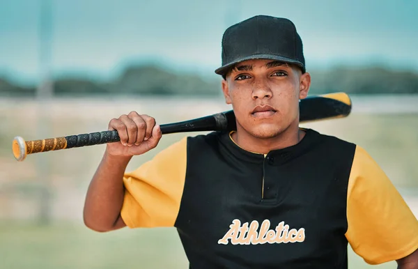 Er ist wirklich gut im Baseball. Aufnahme eines jungen Baseballspielers, der einen Baseballschläger hält, während er draußen auf dem Spielfeld posiert. — Stockfoto