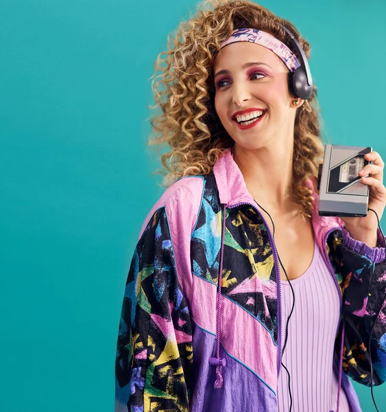 Nichts gibt mir ein so gutes Gefühl wie die Musik der 80er Jahre. Studioaufnahme einer jungen Frau in 80er-Jahre-Kleidung mit einem Kassettenspieler. — Stockfoto