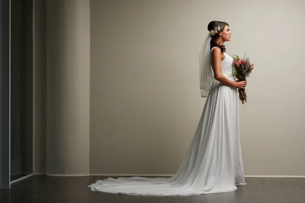 Sta benissimo nel suo giorno speciale. Studio girato di una giovane bella sposa in posa su uno sfondo grigio. — Foto Stock