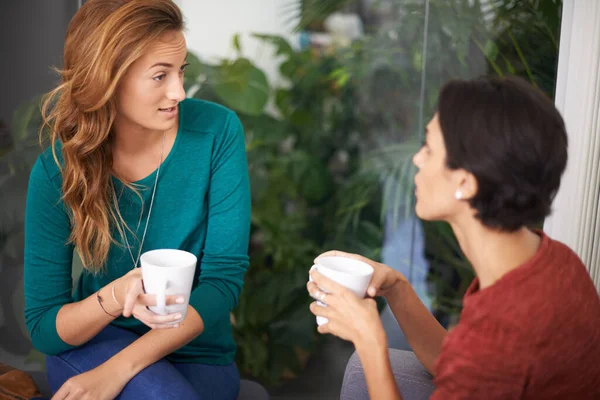 Είναι ότι έτσι. Φωτογραφία δύο γυναικών επαγγελματιών που συζητούν πίνοντας καφέ σε ανεπίσημο περιβάλλον γραφείου. — Φωτογραφία Αρχείου