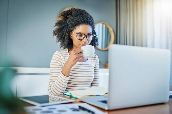 Sagt ihr eigener Chef. Aufnahme einer jungen Frau, die zu Hause an einem Laptop arbeitet. — Stockfoto