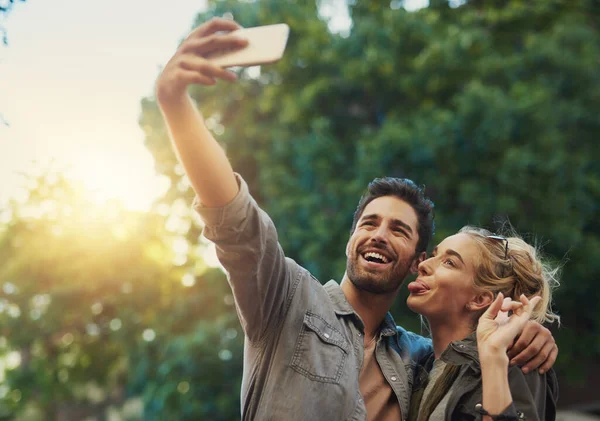 Il nostro selfie sarà il selfie del mese. Girato di una giovane coppia che si fa un selfie in città. — Foto Stock