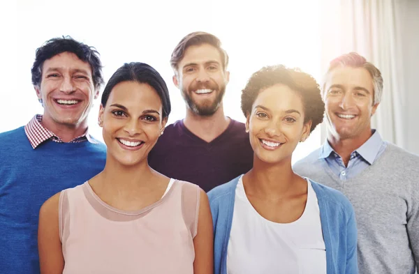 EQUIPO - Juntos todos logran más. Retrato recortado de un equipo empresarial diverso. — Foto de Stock