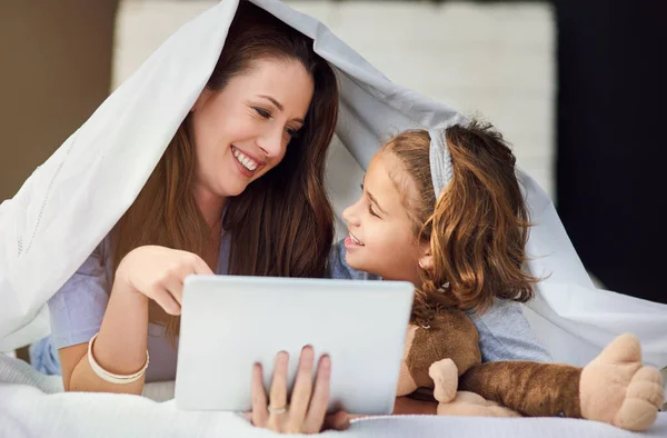 Věděl jsem, že se ti to bude líbit... fotka matky a její dcery z digitálního tabletu.. — Stock fotografie