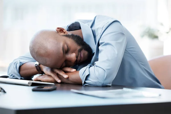 Está na hora de uma pausa. Foto recortada de um belo jovem empresário dormindo em sua mesa no escritório. — Fotografia de Stock