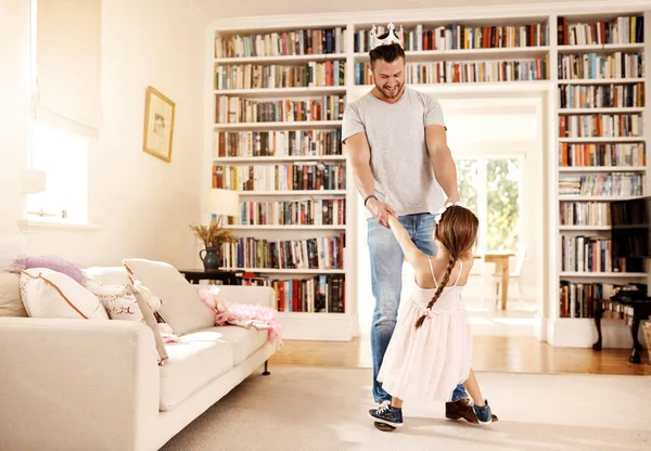 Posso ter esta dança contigo? Tiro de um pai dançando com sua filha em casa. — Fotografia de Stock