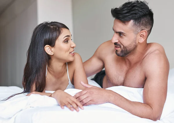 Bugün uyanmak için sohbeti kullanacağız. Sevecen, genç ve evli bir çiftin evdeki yatağında çekilmiş bir fotoğrafı.. — Stok fotoğraf