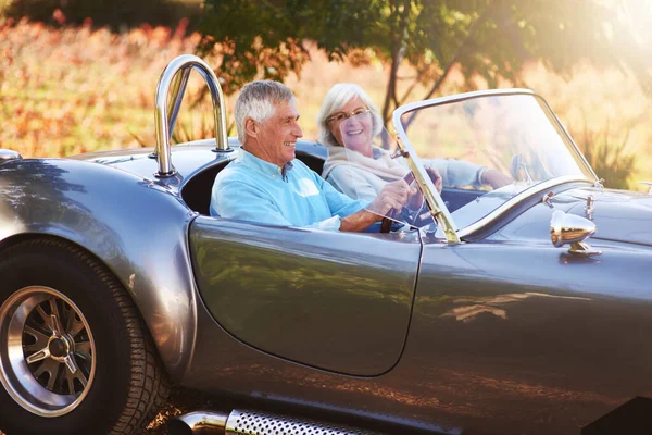 Eine Fahrt durch die Landschaft. Schnappschuss eines Senioren-Ehepaares, das durch die Landschaft fährt. — Stockfoto