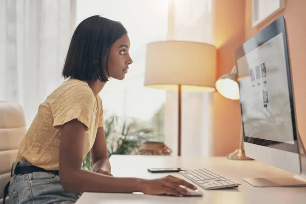 Domácí obchod vzkvétá. Snímek mladé ženy pomocí počítače při práci z domova. — Stock fotografie